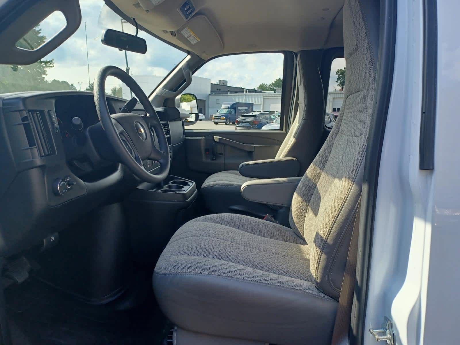 2025-Chevrolet-Express-Passenger-stock-U3439-6 2025-Chevrolet-Express-Passenger-stock-U3439-6