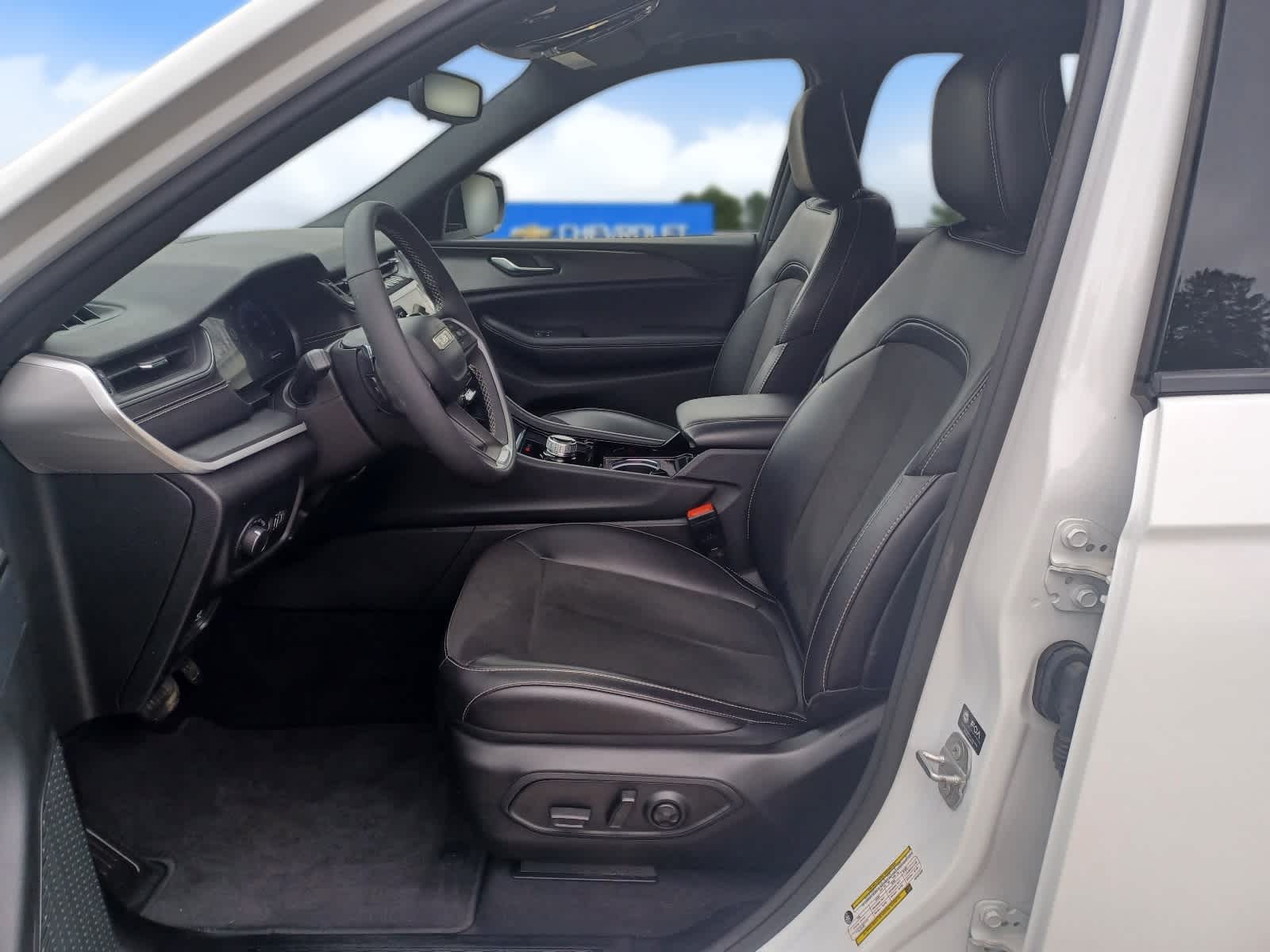 2023-Jeep-Grand-Cherokee-stock-U3552-6 2023-Jeep-Grand-Cherokee-stock-U3552-6