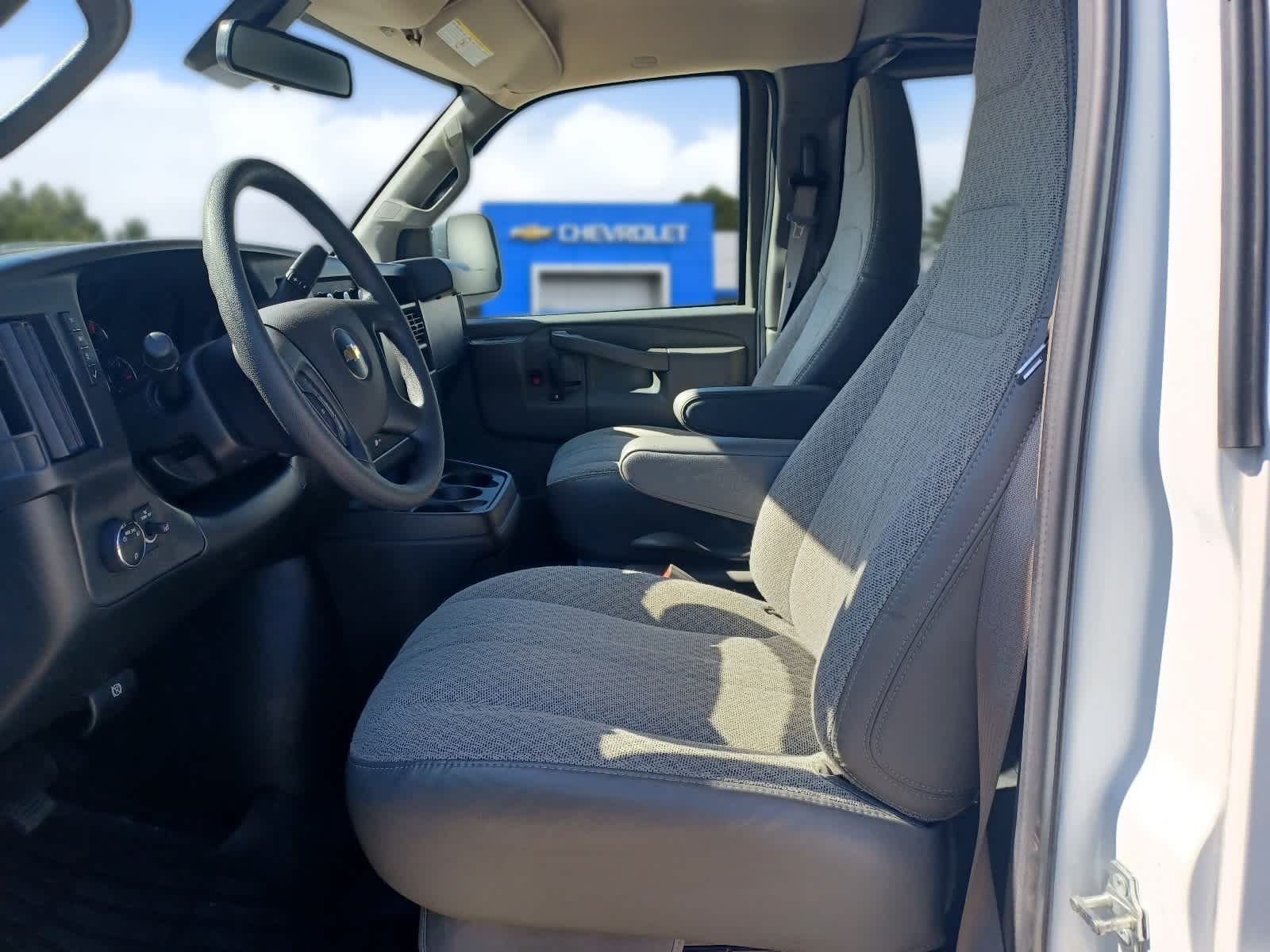 2025-Chevrolet-Express-Passenger-stock-U3653-6 2025-Chevrolet-Express-Passenger-stock-U3653-6